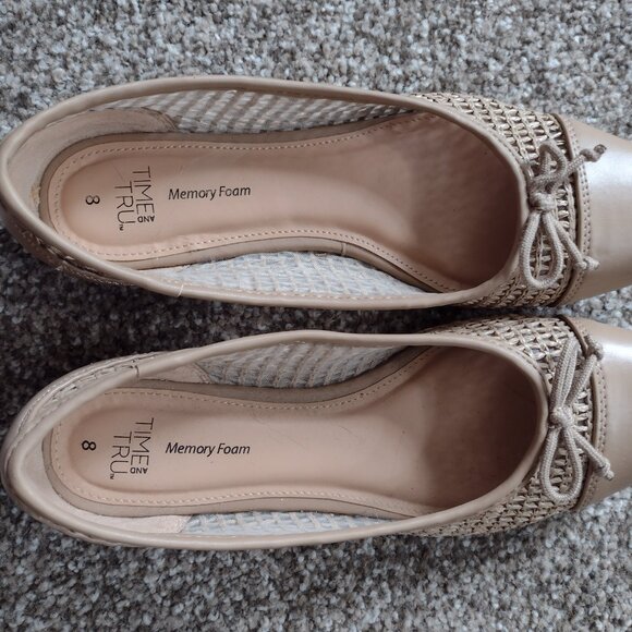 Time and Tru Memory Foam Womens Beige Woven Cap Toe Slip On Flats - Picture 2 of 5